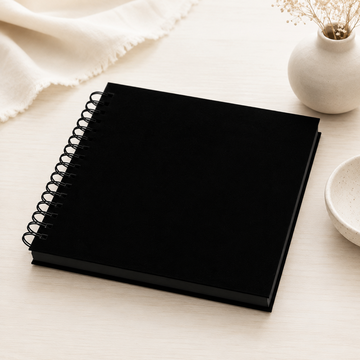Sketchbook Quadrado 20×20 cm Capa Dura Preta – Miolo Branco, Preto ou Kraft 180g